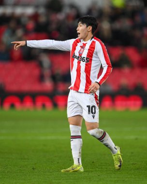 Stoke City 'den Bae Jun-Ho, Stoke City' nin Cardiff City 'e karşı oynadığı 14 Aralık 2024' te, Stoke on-Trent Stadyumu 'nda oynanan Gökyüzü İddia Şampiyonası maçında takım talimatlarını veriyor.