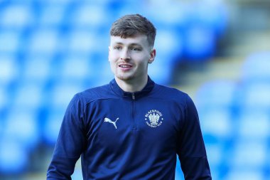 Blackpool 'dan Zac Ashworth, 14 Aralık 2024' te İngiltere 'de oynanan ve Blackpool' a karşı oynanan Gökyüzü İddia Ligi 1 karşılaşması öncesinde ısınıyor.