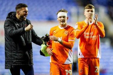 Blackpool 'dan Richard O' Donnell, Dom Ballard ve Zac Ashworth, 14 Aralık 2024 'te Birleşik Krallık' ta seçilmiş araba kiralama stadyumunda oynanan Sky Bet 1 maçı sonrasında kazandıkları galibiyeti kutluyorlar.