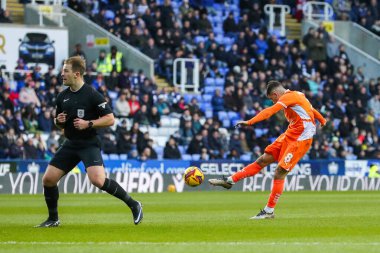 Blackpool takımından Albie Morgan, 14 Aralık 2024 'te İngiltere' de oynanan ve Blackpool 'a karşı seçilen Oto Kiralama Stadyumu' nda oynanan Gökyüzü İddia Ligi 1 karşılaşmasında çekim yapıyor.