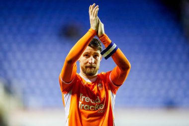 Blackpool 'dan James Husband, 14 Aralık 2024' te İngiltere 'nin Reading kentinde oynanan Gökyüzü İddia Ligi 1 karşılaşmasının ardından takımların kazandığı galibiyet sonrasında taraftarları kabul ediyor.