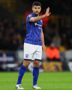 Ipswich Town 'dan Sam Morsy Premier League maçında takım arkadaşlarına talimat veriyor Wolverhampton Wanderers, Molineux, Wolverhampton, Birleşik Krallık' ta Ipswich Town 'a karşı 14 Aralık 2024