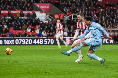 Cardiff City 'den Chris Willock, Stoke City' nin Cardiff City 'e karşı oynadığı 14 Aralık 2024' te Bet365 Stadyumu 'nda oynanan Gökyüzü İddia Şampiyonası maçında gol atarken görülüyor.