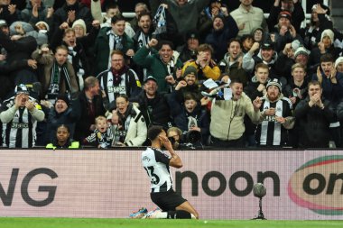 Newcastle United takımından Jacob Murphy, Premier League maçı Newcastle United ile Leicester City maçında 14 Aralık 2024 'te St.James' s Park, Newcastle 'da 4-0' lık galibiyetini kutluyor.