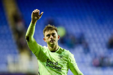 Blackpool 'dan Harry Tyrer, 14 Aralık 2024' te İngiltere 'de oynanan ve Blackpool' a karşı oynanan Gökyüzü İddia Ligi 1 karşılaşmasının ardından takımların kazandığı galibiyet sonrasında taraftarları kabul ediyor.