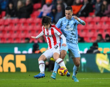 Stoke City 'den Tatsuki Seko ve Cardiff City' den Anwar El Ghazi, Stoke City ile Cardiff City 'nin 14 Aralık 2024' te Bet365 Stadyumu 'nda oynanan Gökyüzü İddia Şampiyonası karşılaşmasında top için mücadele ediyorlar.