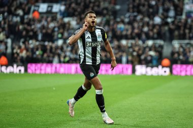 Newcastle United takımından Jacob Murphy, Premier League maçı Newcastle United ile Leicester City maçında 14 Aralık 2024 'te St.James' s Park, Newcastle 'da 1-0' lık galibiyetini kutluyor.