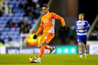 Blackpool 'dan Oliver Norburn, 14 Aralık 2024' te İngiltere 'nin Reading-Blackpool takımında oynanan Sky Bet 1 karşılaşmasında pas veriyor.