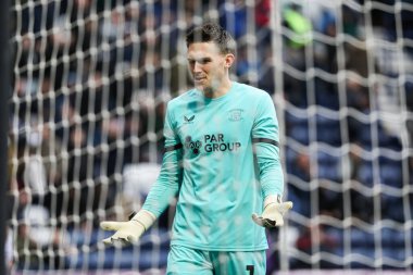 Preston North End 'den Freddie Woodman 14 Aralık 2024' te İngiltere 'nin Deepdale kentinde oynanan Sky Bet Şampiyonası maçında Leeds United taraftarlarına omuz silkiyor.
