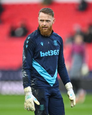 Stoke City 'den Viktor Johansson, Stoke City' nin Cardiff City 'e karşı oynadığı 14 Aralık 2024' teki maç öncesi ısınma maçında Stoke City 'nin Bet365 Stadyumu' nda oynadığı