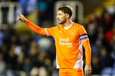 Blackpool 'dan James Husband, 14 Aralık 2024' te İngiltere 'de oynanan Gökyüzü İddia Ligi 1 karşılaşmasında takım talimatlarını veriyor.