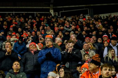 Blackpool taraftarları 14 Aralık 2024 'te İngiltere' nin Okurken Oto Kiralama Stadyumu 'nda oynanan Sky Bet 1 karşılaşmasını kutluyorlar.