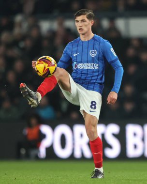 Portsmouth 'dan Freddie Potts, 13 Aralık 2024' te İngiltere 'nin Pride Park Stadyumu' nda oynanan Derby County-Portsmouth maçında topu kontrol ediyor.