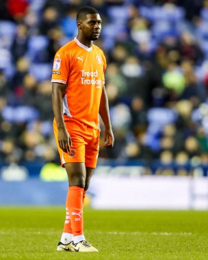 Blackpool 'dan Odeluga Offiah, 14 Aralık 2024' te Birleşik Krallık 'ta oynanan Gökyüzü İddia Ligi 1 karşılaşmasında Seçilmiş Araba Kiralama Stadyumu' nda Reading 'e karşı Blackpool maçına bakıyor.
