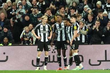 Newcastle United takımından Jacob Murphy, Premier League maçı Newcastle United ile Leicester City maçında 14 Aralık 2024 'te St.James' s Park, Newcastle 'da 4-0' lık galibiyetini kutluyor.