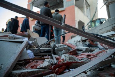 Bu akşam Gazze Şeridi 'ndeki Deir al-Balah belediye binasını hedef alan İsrail bombasında 12 ölü ve birkaç yaralı var. 