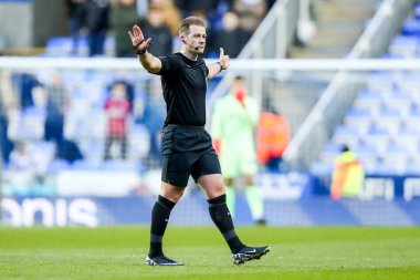 Hakem Anthony Backhouse, 14 Aralık 2024 'te İngiltere' de oynanan Gökyüzü İddia Ligi 1 karşılaşmasında Seçilmiş Araba Kiralama Stadyumu 'nda Reading-Blackpool maçında talimat verdi.