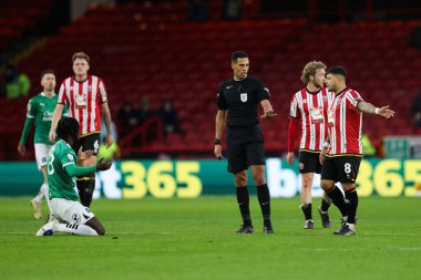 Sheffield United 'dan Gustavo Hamer, Sheffield Lane, Sheffield, İngiltere' de 14 Aralık 2024 'te oynanan Sky Bet Şampiyonası maçında hakem Farai Hallam ile görüştü.
