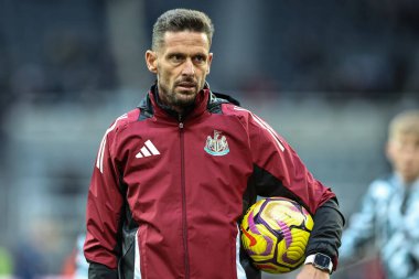 Newcastle United 'ın teknik direktör yardımcısı Jason Tindall Premier League maçı sırasında maç öncesi ısınma oturumunda Newcastle United ile Leicester City St. James' s Park, Newcastle, İngiltere, 14 Aralık 2024