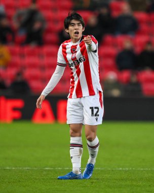 Stoke City 'den Tatsuki Seko, Stoke City ile Cardiff City arasındaki 14 Aralık 2024' te oynanan Bet365 Stadyumu 'nda oynanan Gökyüzü İddia Şampiyonası maçında takımına talimatlar veriyor.