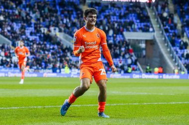 Blackpool 'dan Rob Apter, 14 Aralık 2024' te İngiltere 'nin Okurken Oto Kiralama Stadyumu' nda oynanan Sky Bet 1 karşılaşmasında 0-2 kazanma hedefini kutluyor.