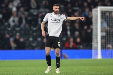 Derby County 'den Nathaniel Phillips, 13 Aralık 2024' te İngiltere 'nin Pride Park Stadyumu' nda oynanan Gökyüzü İddia Şampiyonası maçında takımına talimat veriyor.