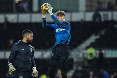 Portsmouth takımından Nicolas Schmid, 13 Aralık 2024 tarihinde İngiltere 'nin Pride Park Stadyumu' nda oynanan Gökyüzü İddia Şampiyonası maçında Derby County - Portsmouth maçında ısınma turunda...