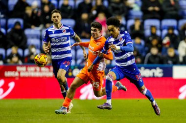 Blackpool 'dan Rob Apter, Reading' den Andre Garcia ile birlikte 14 Aralık 2024 'te İngiltere' deki Seçkin Araba Kiralama Stadyumu 'nda oynanan 1.