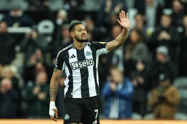 Newcastle United takımından Joelinton, Premier League maçının son düdüğü çaldıktan sonra taraftarları alkışlıyor. Newcastle United, Leicester City 'ye karşı St. James' s Park, Newcastle, İngiltere, 14 Aralık 2024