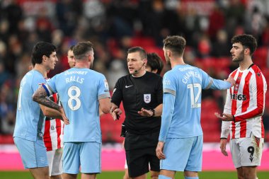 Hakem Josh Smith, Stoke City - Cardiff City maçında Cardiff City maçı sırasında İngiltere 'nin Stoke-on-Trent Stadyumu' nda Joe Ralls ile konuştu.