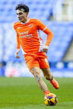 Blackpool 'dan Kyle Joseph, 14 Aralık 2024' te İngiltere 'nin Reading-Blackpool maçında topla koşuyor.