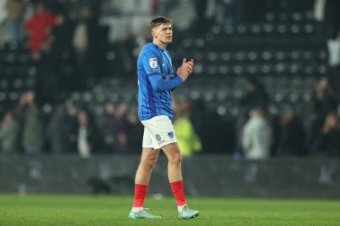 Portsmouth 'dan Elias Srensen, 13 Aralık 2024' te İngiltere 'nin Derby Park Stadyumu' nda oynanan Gökyüzü İddia Şampiyonası maçından sonra Seyyar taraftarları alkışlıyor.