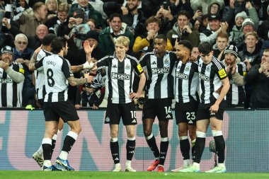 Newcastle United takımından Jacob Murphy, Premier League maçı Newcastle United ile Leicester City maçında 14 Aralık 2024 'te St.James' s Park, Newcastle 'da 4-0' lık galibiyetini kutluyor.