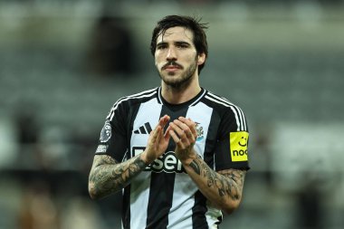 Newcastle United takımından Sandro Tonali, Premier League maçının son düdüğü çaldıktan sonra taraftarları alkışlıyor. Newcastle United, Leicester City 'ye karşı St. James' s Park, Newcastle, İngiltere, 14 Aralık 2024