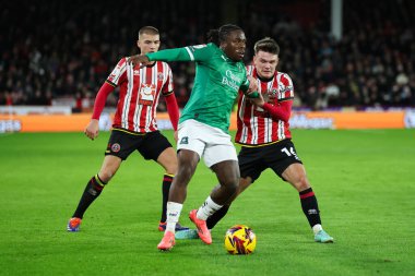 Plymouth Argyle takımından Michael Obafemi, 14 Aralık 2024 'te Bramall Lane, Sheffield, Birleşik Krallık' ta oynanan Sheffield United - Plymouth Argyle maçında kutu dışında baskı görüyor.