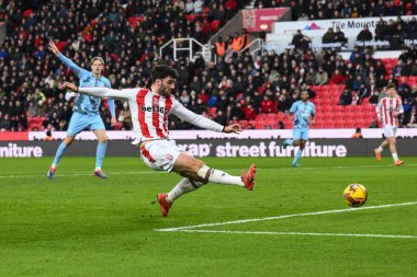 Stoke City 'den Thomas Cannon, Stoke City ile Cardiff City arasındaki 14 Aralık 2024' te oynanan Bet365 Stadyumu 'nda oynanan Gökyüzü İddia Şampiyonası maçında gol atarken görülüyor.