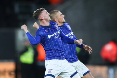 Ipswich Town 'dan Jack Taylor, 14 Aralık 2024' te Wolverhampton Wanderers 'ın Molineux, Wolverhampton' da Ipswich Town 'a karşı oynadığı Premier League maçı sonrasında takımını takım arkadaşlarıyla kutluyor.