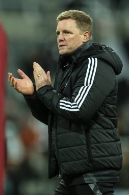 Newcastle United takımının teknik direktörü Eddie Howe, Premier League maçının son düdüğü çaldıktan sonra taraftarları alkışlıyor. Newcastle United, Leicester City 'ye karşı St. James' s Park, Newcastle, İngiltere, 14 Aralık 2024