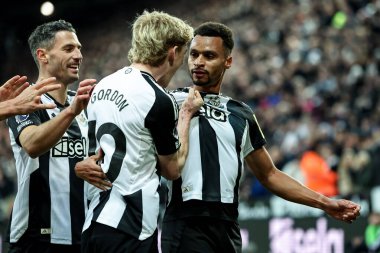 Newcastle United takımından Jacob Murphy, Premier League maçı Newcastle United ile Leicester City maçında 14 Aralık 2024 'te St.James' s Park, Newcastle 'da 1-0' lık galibiyetini kutluyor.