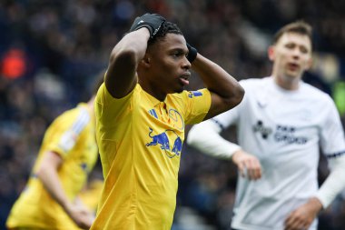 Leeds United takımından Largie Ramazani, 14 Aralık 2024 'te İngiltere' nin Deepdale kentinde oynanan Gökyüzü İddia Şampiyonası karşılaşmasında kaçırdığı şans üzerine ellerini başının üstüne koydu.