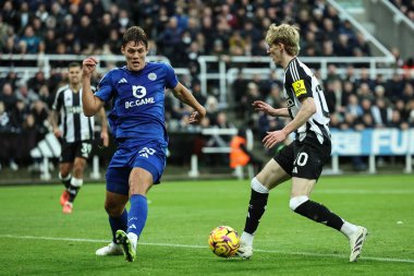 Leicester City 'den Jannik Vestergaard, İngiltere' nin Newcastle şehrinde oynanan Premier League maçı Newcastle United - Leicester City maçında topu Newcastle United 'dan Anthony Gordon' ın ayaklarından temizliyor.