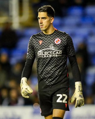 Reading 'den Joel Pereira, 14 Aralık 2024' te İngiltere 'de oynanan Gökyüzü İddia Ligi 1 karşılaşmasında Seçilmiş Araba Kiralama Stadyumu' nda Reading 'e karşı Blackpool maçında görülüyor.