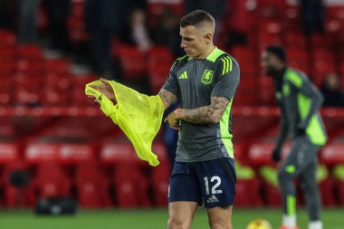 Aston Villa 'dan Lucas Digne Premier Lig maçında ısınma turunda Nottingham Forest, Aston Villa' ya karşı City Ground, Nottingham, İngiltere 'de 14 Aralık 2024