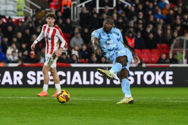 Cardiff City 'den Yakou Mte, Stoke City ile Cardiff City arasındaki 14 Aralık 2024' te oynanan Bet365 Stadyumu 'nda oynanan Gökyüzü İddia Şampiyonası maçında gol atarken görülüyor.