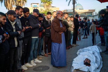 İsrail 'in Gazze Savaşı' nın 466. gününde Gazze Şeridi 'nin merkezindeki Deir al-Balah plajındaki Lorance Caf ve Kafeteryasını hedef alan bombalı saldırının yol açtığı geniş çaplı yıkım sahneleri. 