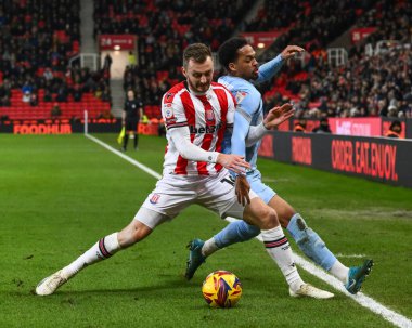 Stoke City 'den Ben Wilmot ve Cardiff City' den Chris Willock, Stoke City, Stoke-on-Trent, Birleşik Krallık 'ta 14 Aralık 2024' te oynanan Cardiff City-Cardiff City maçında top için mücadele ettiler.