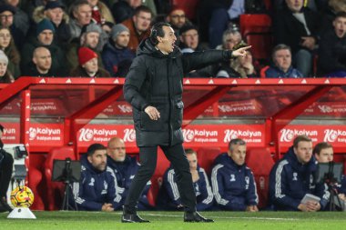 Aston Villa 'nın Unai Emery Menajeri Premier Lig maçında takımına talimat verir Nottingham Forest, Aston Villa' ya karşı City Ground, Nottingham, İngiltere, 14 Aralık 2024