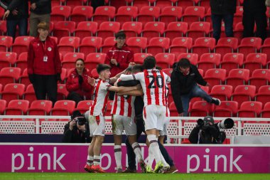 Stoke City 'den Ben Gibson, Stoke City ile Cardiff City arasındaki 14 Aralık 2024 tarihli Stoke-on-Trent Stadyumu' nda oynanan Sky Bet Şampiyonası maçında 2-2 'lik galibiyet golünü kutluyor.