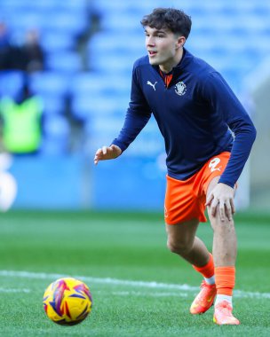Blackpool 'dan Kyle Joseph, 14 Aralık 2024' te Birleşik Krallık 'ta oynanan Seçkin Araba Kiralama Stadyumu' nda oynanan Sky Bet 1 karşılaşmasından önce ısınıyor.