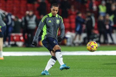 Aston Villa 'dan Youri Tielemans Premier Lig maçı sırasında Nottingham Forest, Aston Villa' ya karşı City Ground, Nottingham, İngiltere 'de 14 Aralık 2024' te oynanan ısınma maçında